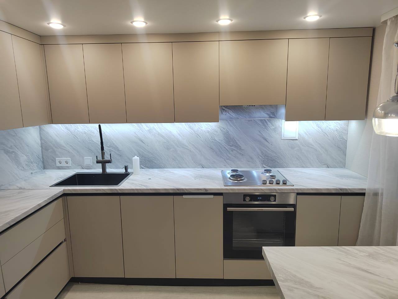 Кухня угловая с островом — Кашемир и мрамор